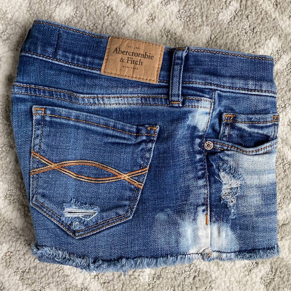 •Abercrombie & Fitch• Distressed Low-Rise Jean Shorts - Picture 7 of 11